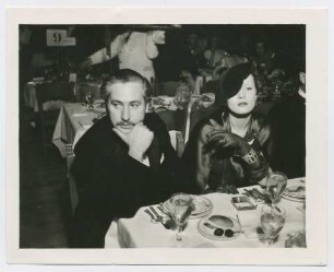 Josef von Sternberg und Marlene Dietrich, Restaurantbesuch (Los Angeles, ca. 1930 - 1934) (Archivtitel)