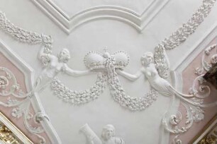 Decke des Vorraums des ehem. Sommerschlafzimmers — Weibliche Mischwesen mit Kronen und Girlanden — Zwei Figuren, eine Krone und Girlande haltend