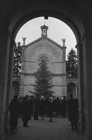 Weihnachtskonzert verschiedener Karlsruher Vereine am Heiligen Abend auf dem Hauptfriedhof.