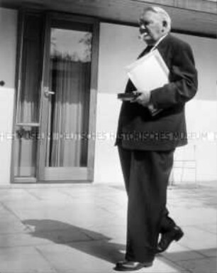 Ludwig Erhard vor seinem Haus am Tegernsee