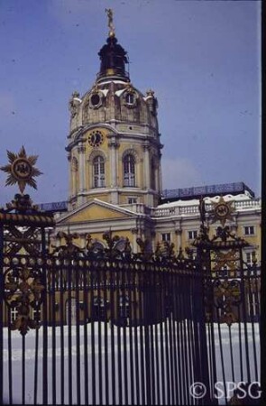 Berlin, Schlossgarten Charlottenburg, Blick über das Ehrenhofgitter auf Schloss und Kuppel.