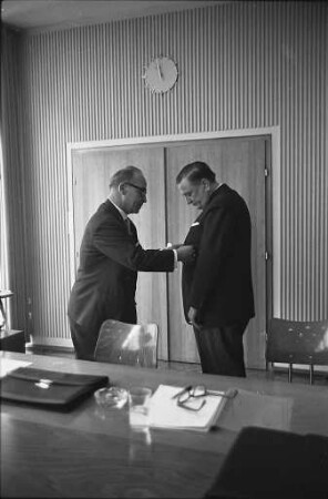 Verleihung des Bundesverdienstkreuzes an den Präsidenten der Handwerkskammer Dipl. Ing. Fritz Schäfer.