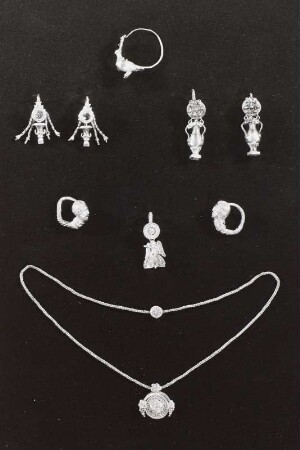 Ohrschmuck und Halskette
