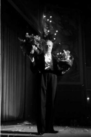 Berlin: Kabarett der Komiker; Sylvester; Willi Schaefferss mit Blumenkörben