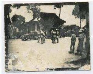 Personengruppe auf einer Kreuzung, Foto aus dem Indochina-Konvolut des Legionärs Harry Weiss
