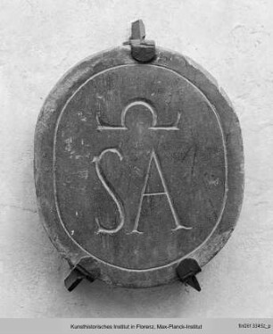Einsatzstein mit den Insignien einer Kirche (Sant'Andrea?)