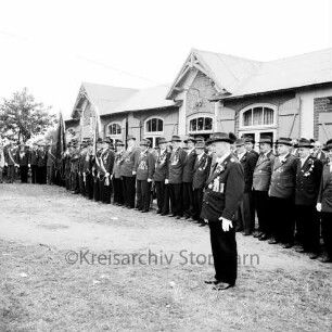 Volks- und Schützenfest: Veranstalter Schützenverein Bargteheide und Umgebung von 1908: vor dem Schützenhaus: Kreis- und Ortsvorsitzender Heinrich Krogmann begrüßt die mit Fahnen angetretenen Stormarner Schützenvereine