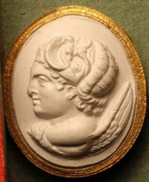 Profilkopf des Cupido mit einer tragischen Maske auf dem Haupt (Daktyliothek, Erstes Mythologisches Tausend)
