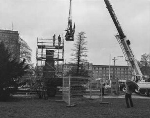 Abbau des Denkmals der Roten Armee. Dresden, Albertplatz : Abbau des Denkmals der Roten Armee am Albertplatz zur Umsetzung an den Olbrichtplatz. Abnehmen der Figurengruppe mit Mobildrehkran