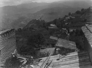 Siedlung in den Bergen : Blick über die Dächer einer Siedlung inmitten von Bergen.