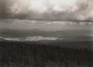Westliches Erzgebirge. Fichtelberg. Neudorf, Pöhlberg (Mitte). Bärenstein (rechts) vom Fichtelberg aus