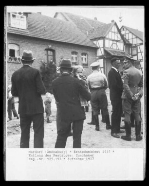 Erntedankfest 1937 in Mardorf: Zuschauer