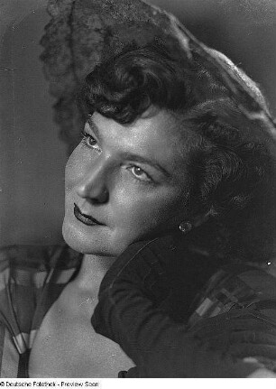 Porträt Diseuse Dora Dorette