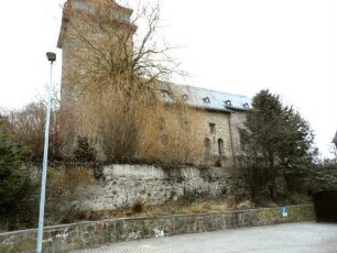 Ewersbach-Margarethenkirche-Ansicht von Süden mit Kirche (im Kern 11-13 Jh) in erhöht gelegenem Kirchhof (im 19 Jh aufgelassen)-Kirchhofmauer mit Wehrgang abgetragen