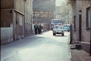 DDR. Straßenbild mit Fachwerkhaus