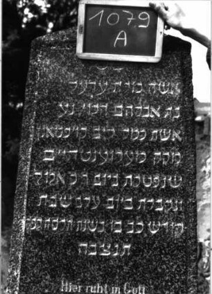 Grabstein 1079 (Index: 100102422) Material: schwarzer Granit Zustand: gut erhalten Maße HxBxT: 205x56x22 cm Beschreibung: Obelisk: Grabstein 1079A