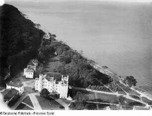 Bad Doberan-Heiligendamm. Ansicht mit Haus "Burg Hohenzollern" (1843, G. A. Demmler), Villa "Krone", Marien- und Alexandrinen-Cottage. Luftbild-Schrägaufnahme von Südosten