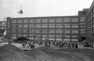 Neubau eines Verwaltungsgebäudes für die Staatsschuldenverwaltung Baden-Württemberg und die Landesoberkasse Karlsruhe in der Steinhäuserstraße 11 nach Plänen des Architekten Georg Casimir