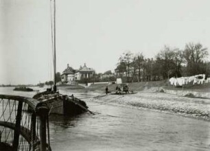 Pillnitz. Blick von Bord eines Dampfers über die Elbe mit Segellastkahn gegen Schloß Pillnitz und den Ort