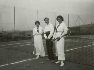 Kroll, Rudolf : Rudolf Kroll mit zwei jungen Mädchen auf einem Tennisplatz