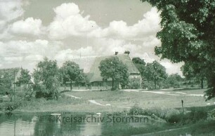 Dorfteich, dahinter Bauernhaus