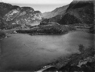 Lago di Loppio : Blick von einer Anhöhe auf den Loppio-See und die Landschaft die ihn umgibt.