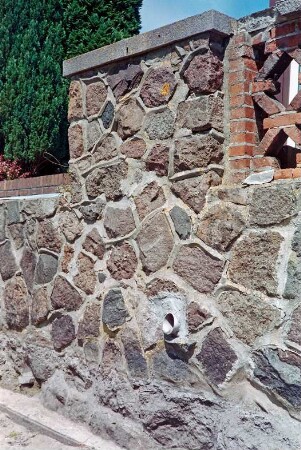 Fritz-Berodt-Straße 7-9: Hofanlage: Teich bei Niedrigwasser: Ufermauer bei Haus Nr. 7 [Haus am Teich], Detailaufnahme: Fundament, Abwasserrohr