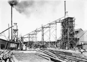 Güstrow, Heideweg. Umbau eines Produktionsgebäudes (nach 1945 VEB Bauelemente Walter Griesbach). Hölzerner Tragegerüstturm mit Schüttgutsilo und Rohrleitung im Bau