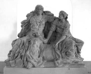 Zwei sitzende weibliche Figuren