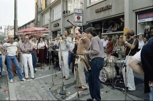 Freiburg i. Br.: Dixielandband beim Straßenfest in der unteren Bertoldstraße