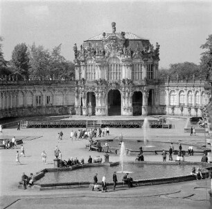 Dresden-Altstadt. Zwinger (1709-1728; M. D. Pöppelmann, B. Permoser). Wallpavillon mit Bogengalerien sowie Zwingerhof mit Rasenspiegeln und Brunnenbecken
