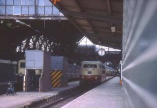 Frankfurt/Main Hbf. Gleis 15 Lok 103 151 IC Präsident Gepäckaufzug