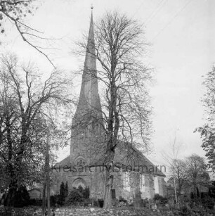 Friedenskirche nach Grundsanierung: Außenansicht von Südwesten: vorn Kirchhof und Bäume