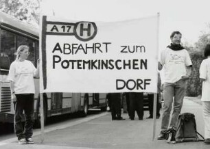 Offizieller Baubeginn für die Bundesautobahn 17 am 21.08.1998 am künftigen Autobahndreieck Dresden-West. Demonstranten kontra Autobahn mit symbolischem Haltestellenschild "Abfahrt zum Potemkinschen Dorf" : Dresden. Offizieller Baubeginn für die Bundesautobahn 17 am 21.08.1998 am künftigen Autobahndreieck Dresden-West. Demonstranten kontra Autobahn mit symbolischem Haltestellenschild "Abfahrt zum Potemkinschen Dorf"