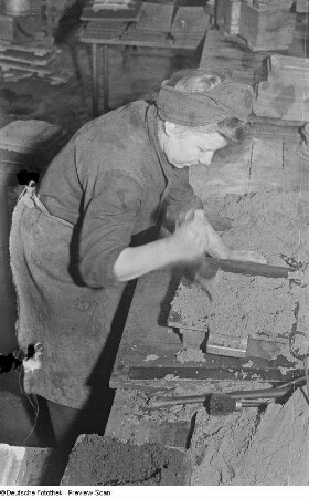 Kernmacherin bei der Arbeit