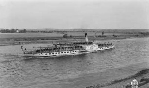 Personen-Seitenraddampfer "Dresden" (1926, Werft Laubegast). Schrägansicht bei Fahrt elbaufwärts bei Pratzschwitz