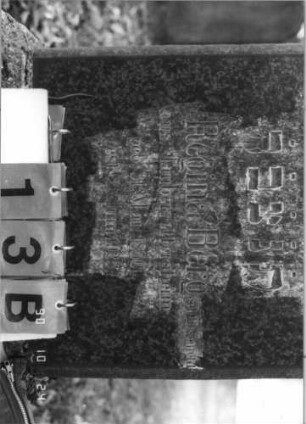 Grabstein 13 (Index: 100116093) Material: Granit, poliert Zustand: gut Maße HxBxT: 170x51x18 cm Beschreibung: aufgesockelte Stele mit abgeflachtem giebelartigem Abschluß: Grabstein 13B