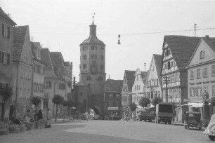 Günzburg: Straße [Marktplatz] mit Turm [Unteres Tor]