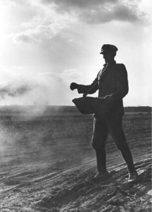 Bauer düngt Feld 1938 mit der Hand