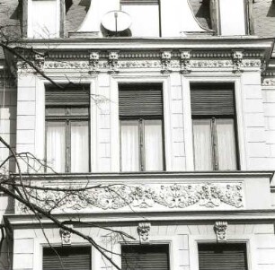 Cottbus, Karl-Liebknecht-Straße 116. Wohnhaus (E. 19. Jh.), Risalitfenster (1. Obergeschoss)