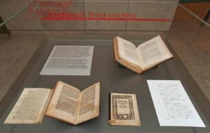SLUB, Ausstellung "Wie Luthers Worte fliegen lernten" : Ausstellungsvitrine "Handschrift, Druck und Netz"