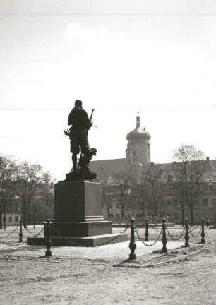 Denkmal des Stadtgründers Heinrichs des Frommen : Marienberg, Markt mit Denkmal Herzog Heinrich des Frommen, Blick gegen die Stadtkirche St. Marien nach Südosten