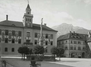 Bad Reichenhall, Rathaus : Bad Reichenhall. Rathaus, Marktplatz. Straßenansicht mit Wittelsbacherbrunnen gegen Hochstaufen. Blick nach Nordwesten