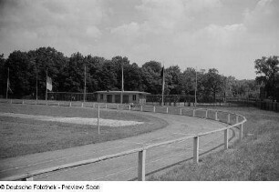 Blick auf die Laufbahn und die Weitsprunganlage