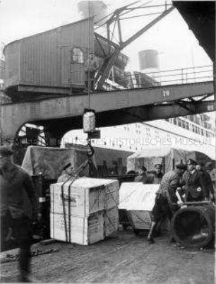 Verladen von Frachtgut im Hamburger Hafen