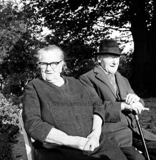Käselau, August und Bernhardine, geborene Hecht: beide geboren 1886: Einwohner von Rümpel: Aufnahme aus Anlass ihrer Diamantenen Hochzeit am 8. Oktober 1972: im Garten