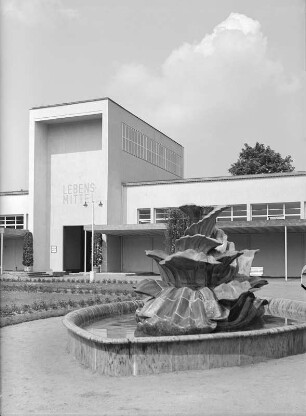Majolikabrunnen : Dresden. Internationale Hygieneausstellung 1930/1931. Brunnenplatz mit Majolikabrunnen. Blick zum Ausstellungspavillon "Lebensmittel"