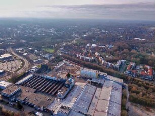 Ahrensburg: Luftbild des Gewerbegebiets Beimoor: Firma Hermann Laue (Hela), dahinter Bahnstrecke Hamburg-Lübeck, gefolgt vom Stadtteil Gartenholz