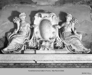Die Kamindekoration der Sala delle Vedute : Das Wappen der Familie Pio di Savoia, von zwei Mädchen mit Füllhörnern gehalten