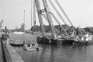Untergang des Motorfrachtschiffs "Sperenza II" aus den Niederlanden im Mittelbecken des Karlsruher Rheinhafens